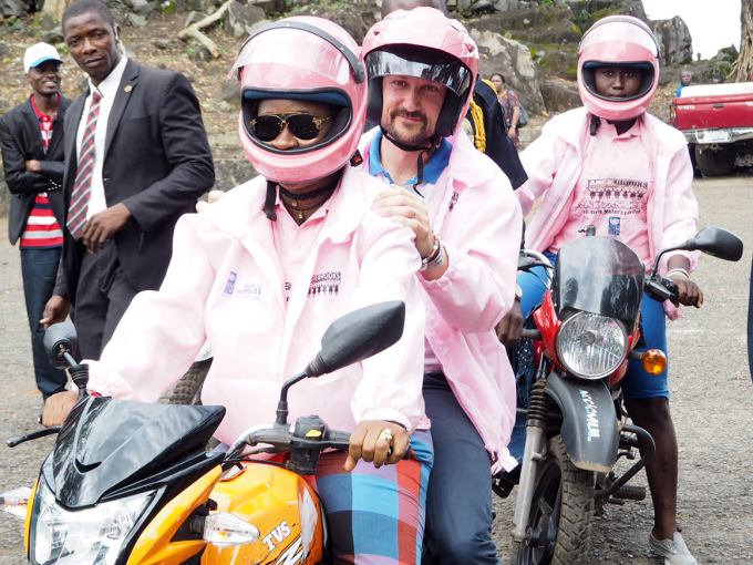 Kronprinsen fikk en prøvetur med Pink Panthers. Den rosa hjelmen fikk han til odel og eie som et minne fra Liberia. Foto: Christian Lagaard, Det kongelige hoff.